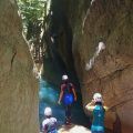 Réservez en ligne votre journée de canyoning sur l'île de la Guadeloupe dans un cadre tropical à vous couper le souffle. Olivier vous guidera dans la bonne humeur et avec d'ecellents conseils pour les débutants en canyoning. Le canyon Acomat 2 est fait pour vous !