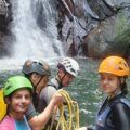 On voit ici un groupe de jeunes participants à une journée canyoning avec Olivier leur guide de canyoning depuis 29 ans. Ils ont l'air très content..